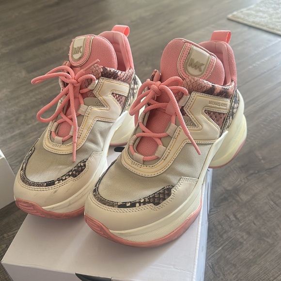 Very easy to wear and make you taller 5in - Picture 2 of 3